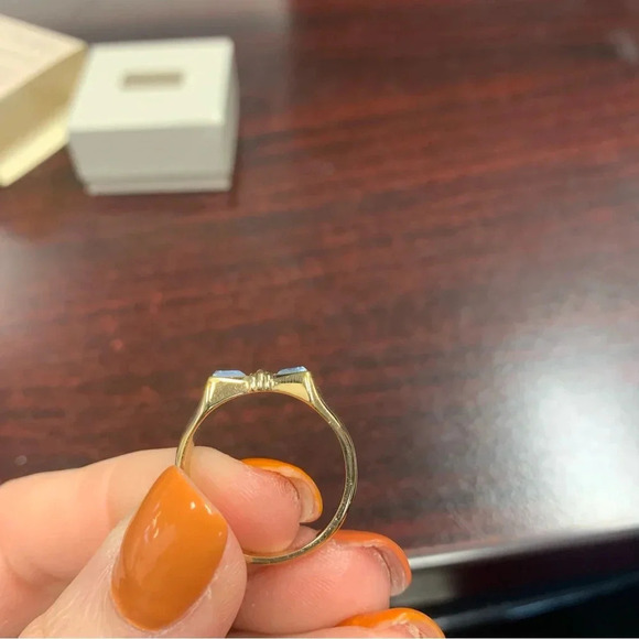 Avon Goldtone Ring size 9 with simulated light sapphire cabaret NIB 1986 - Picture 4 of 5